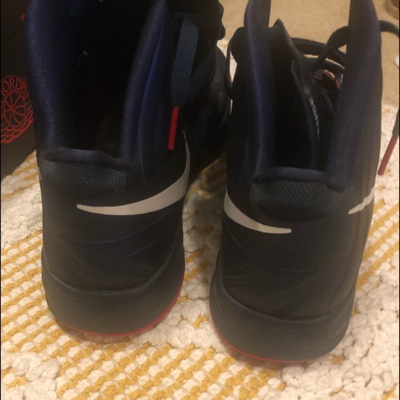 Men’s worn once Nike Sneaker.  11.5 - Picture 2 of 7